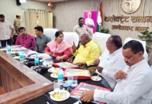 अंबेडकरनगर कलेक्ट्रेट में फसल बीमा और कृषि योजनाओं की समीक्षा बैठक करतीं जिलाधिकारी ईशा प्रिया