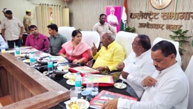 अंबेडकरनगर कलेक्ट्रेट में फसल बीमा और कृषि योजनाओं की समीक्षा बैठक करतीं जिलाधिकारी ईशा प्रिया