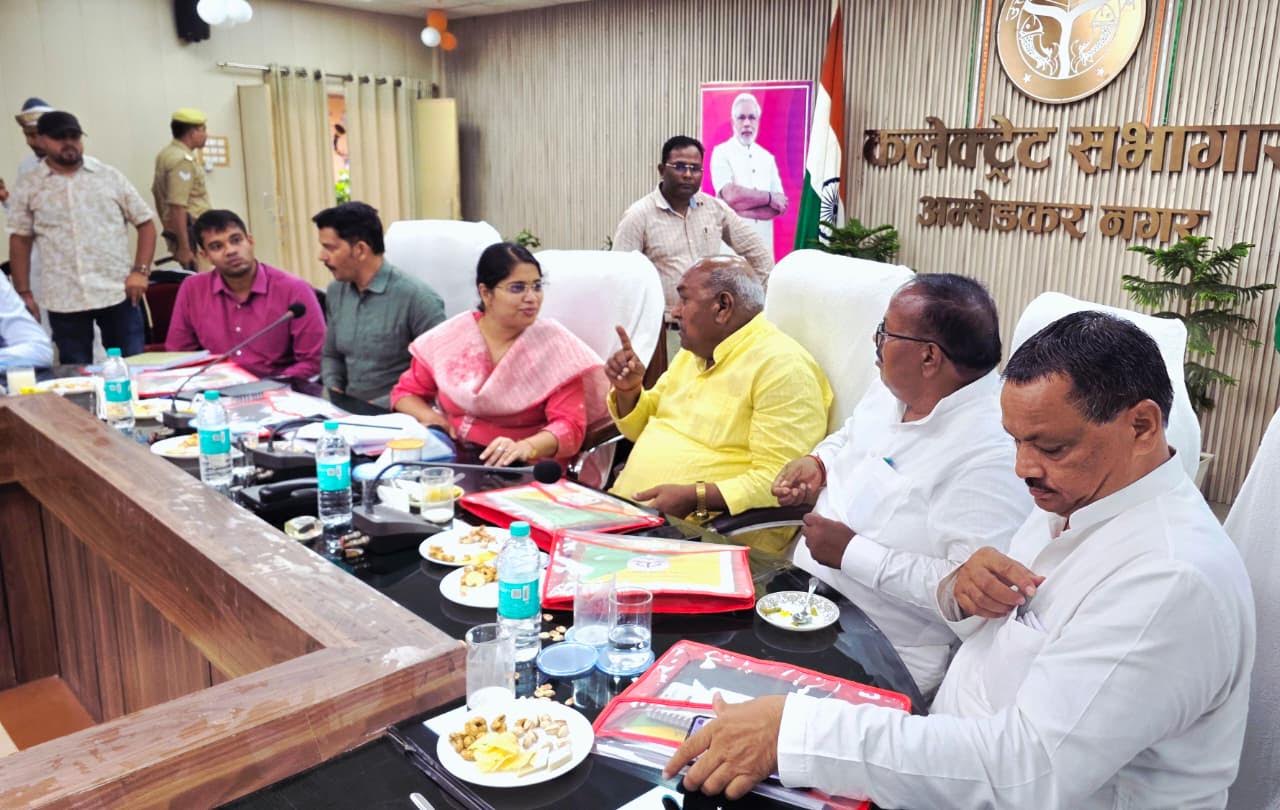 अंबेडकरनगर कलेक्ट्रेट में फसल बीमा और कृषि योजनाओं की समीक्षा बैठक करतीं जिलाधिकारी ईशा प्रिया