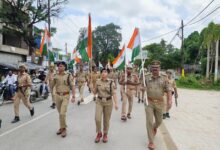 अंबेडकरनगर पुलिस की तिरंगा यात्रा में शामिल पुलिसकर्मी