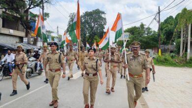 अंबेडकरनगर पुलिस की तिरंगा यात्रा में शामिल पुलिसकर्मी