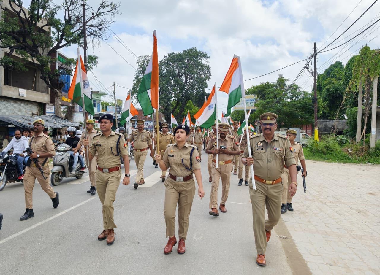 अंबेडकरनगर पुलिस की तिरंगा यात्रा में शामिल पुलिसकर्मी