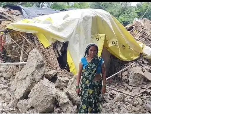 अंबेडकरनगर के मंशापुर करोना में बारिश से गिरा कच्चा मकान