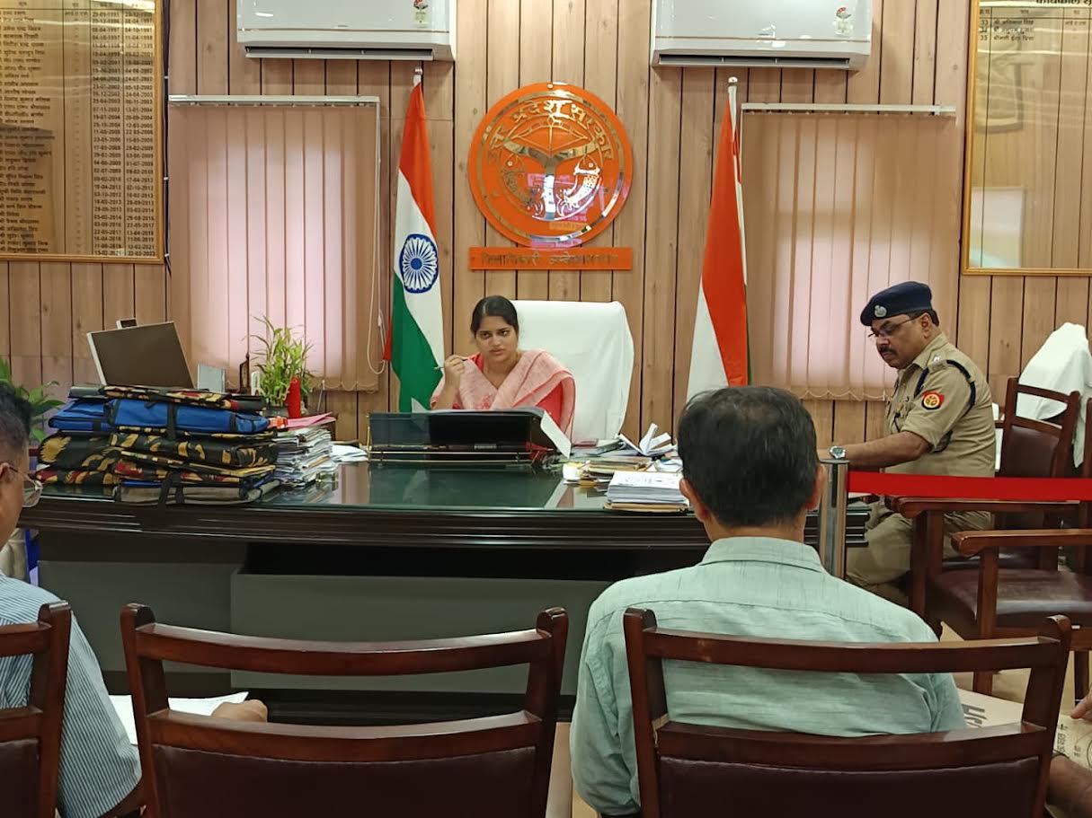 अंबेडकरनगर कलेक्ट्रेट में रानी लक्ष्मीबाई महिला एवं बाल सम्मान कोष के मामलों की समीक्षा बैठक