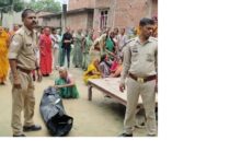 अंबेडकरनगर के बीबीपुर गांव में खेत में रणविजय यादव का शव मिलने के बाद मौके पर पहुंची पुलिस