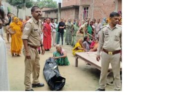 अंबेडकरनगर के बीबीपुर गांव में खेत में रणविजय यादव का शव मिलने के बाद मौके पर पहुंची पुलिस