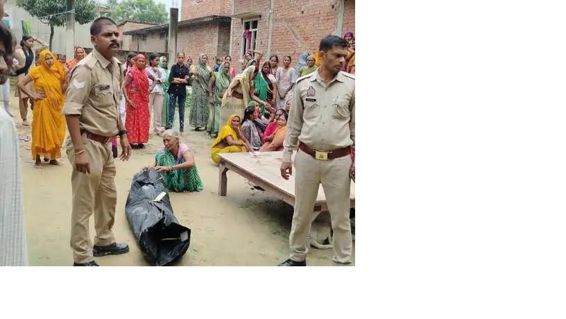 अंबेडकरनगर के बीबीपुर गांव में खेत में रणविजय यादव का शव मिलने के बाद मौके पर पहुंची पुलिस