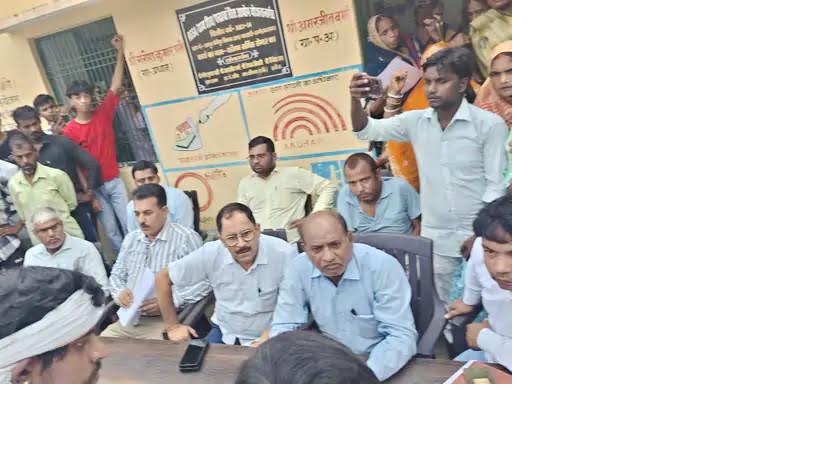 अंबेडकरनगर के रामपुर-बेनीपुर गांव में राशन दुकान चयन के दौरान हंगामा