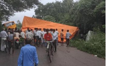 अंबेडकरनगर के मालीपुर में स्कूली बस और चीनी लदे ट्रेलर की टक्कर