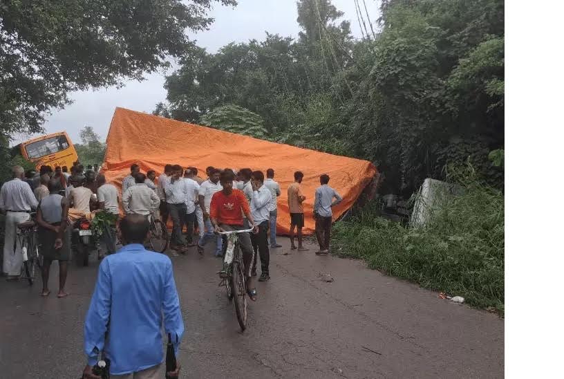 अंबेडकरनगर के मालीपुर में स्कूली बस और चीनी लदे ट्रेलर की टक्कर