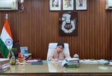 अंबेडकरनगर एसपी प्राची सिंह जनसुनवाई के दौरान फरियादियों की समस्याएं सुनते हुए