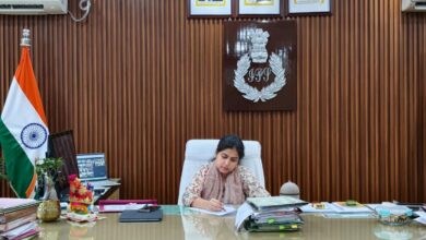अंबेडकरनगर एसपी प्राची सिंह जनसुनवाई के दौरान फरियादियों की समस्याएं सुनते हुए