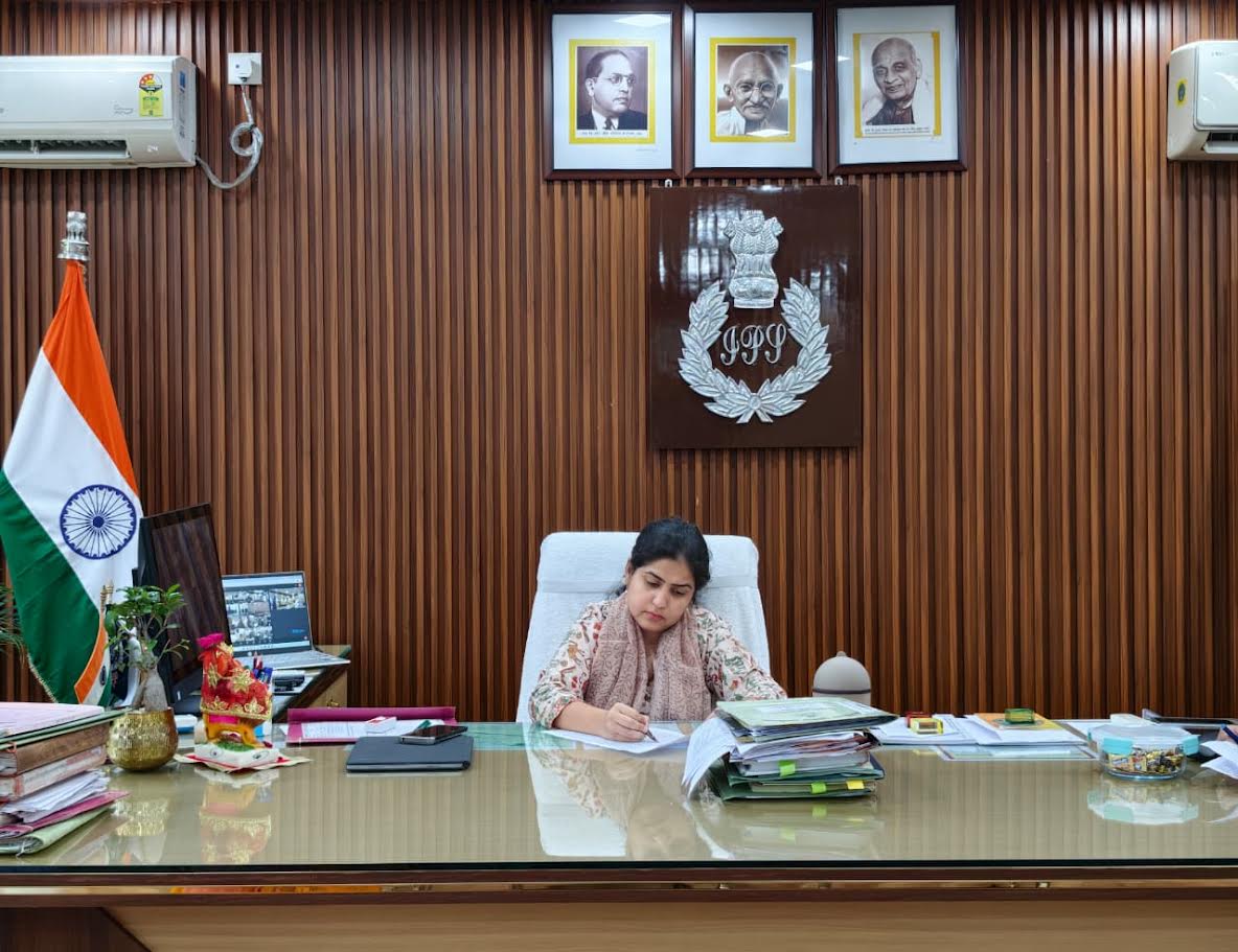 अंबेडकरनगर एसपी प्राची सिंह जनसुनवाई के दौरान फरियादियों की समस्याएं सुनते हुए