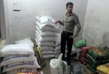 अंबेडकरनगर में दुकानों पर चीनी के स्टॉक की जांच करते अधिकारी