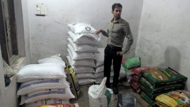 अंबेडकरनगर में दुकानों पर चीनी के स्टॉक की जांच करते अधिकारी
