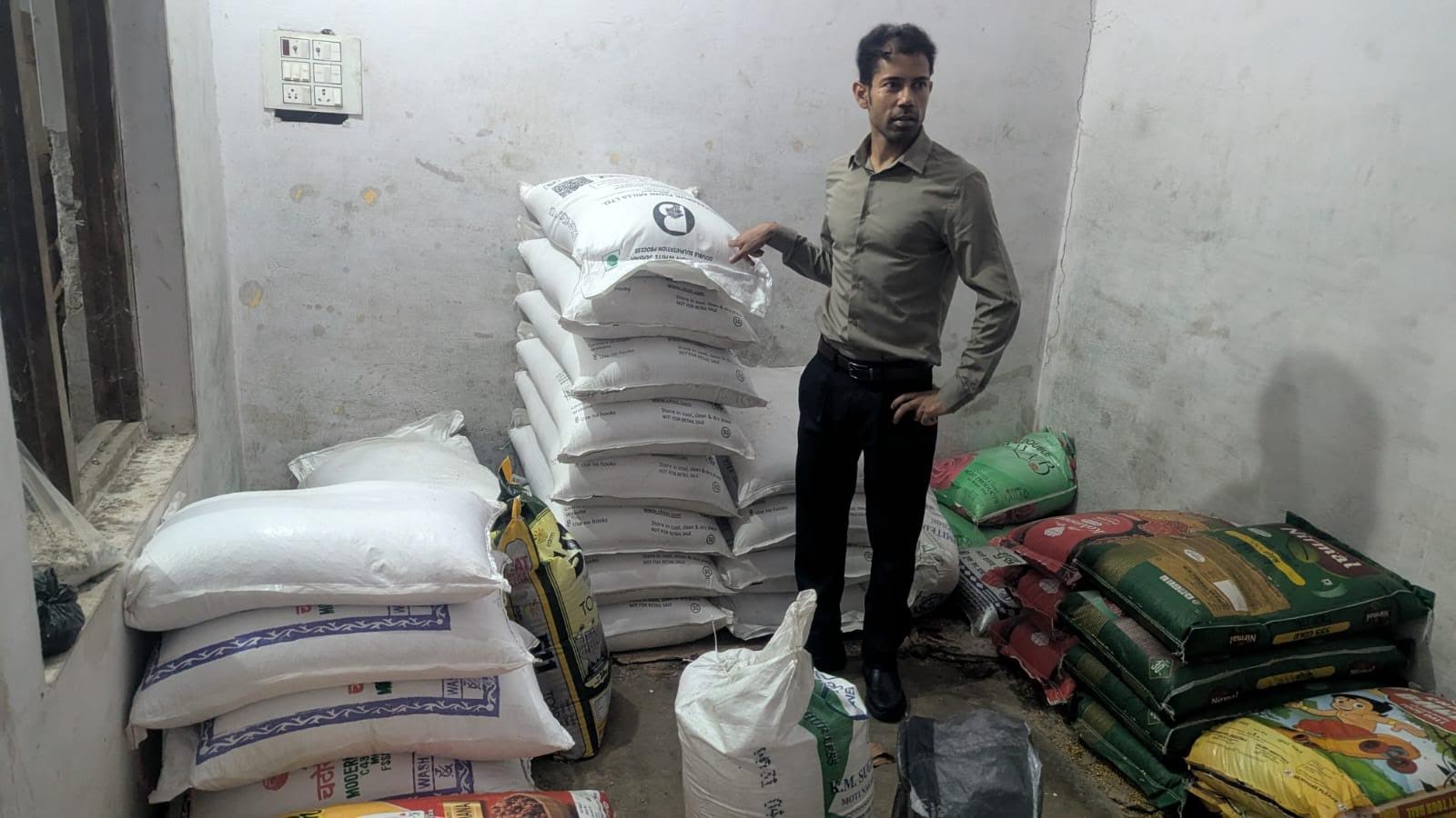 अंबेडकरनगर में दुकानों पर चीनी के स्टॉक की जांच करते अधिकारी