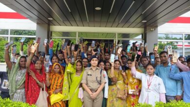 अंबेडकरनगर पुलिस द्वारा बरामद 190 गुम और चोरी हुए मोबाइल फोन