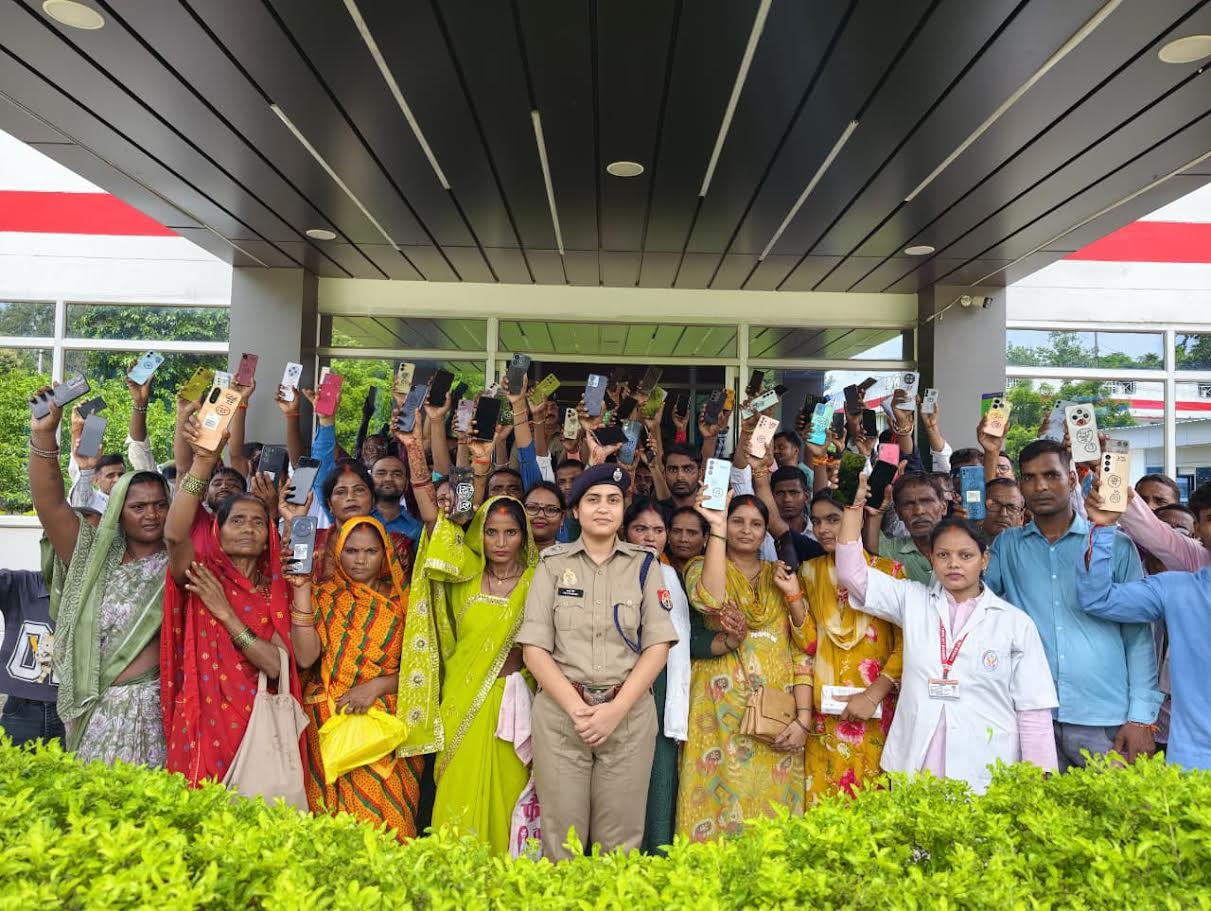 अंबेडकरनगर पुलिस द्वारा बरामद 190 गुम और चोरी हुए मोबाइल फोन