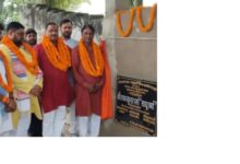 अंबेडकरनगर के आलापुर में विकास कार्यों का लोकार्पण करते जिला पंचायत अध्यक्ष श्याम सुंदर वर्मा