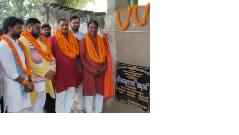 अंबेडकरनगर के आलापुर में विकास कार्यों का लोकार्पण करते जिला पंचायत अध्यक्ष श्याम सुंदर वर्मा
