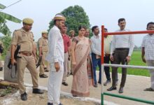 अम्बेडकरनगर में अमृत सरोवर के विकास कार्यों का निरीक्षण करती जिलाधिकारी ईशा प्रिया।