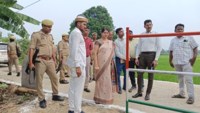 अम्बेडकरनगर में अमृत सरोवर के विकास कार्यों का निरीक्षण करती जिलाधिकारी ईशा प्रिया।
