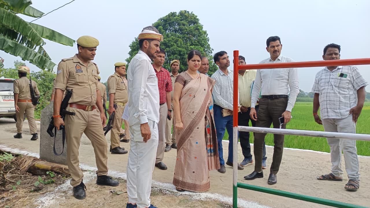 अम्बेडकरनगर में अमृत सरोवर के विकास कार्यों का निरीक्षण करती जिलाधिकारी ईशा प्रिया।