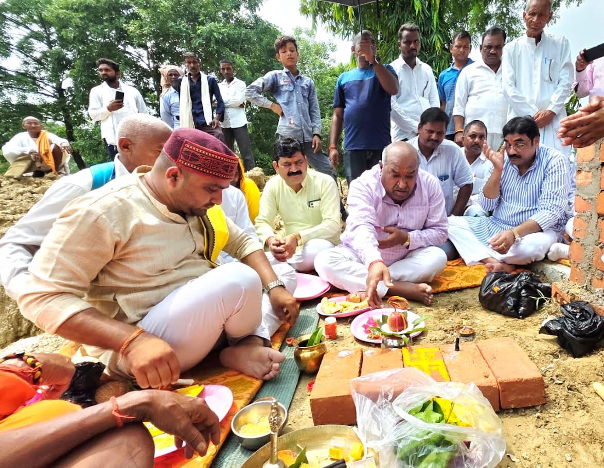 अंबेडकरनगर के अष्टखंभा स्तूप परिसर में पर्यटन विकास कार्यों का शिलान्यास करते एमएलसी Dr Harिओम पांडेय