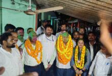 अंबेडकरनगर बार एसोसिएशन चुनाव परिणाम के बाद विजयी प्रत्याशियों का स्वागत करते अधिवक्ता।