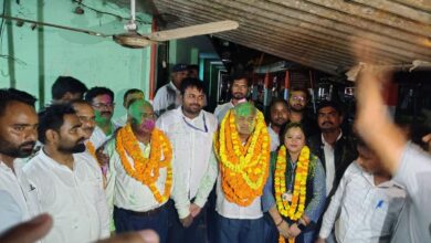 अंबेडकरनगर बार एसोसिएशन चुनाव परिणाम के बाद विजयी प्रत्याशियों का स्वागत करते अधिवक्ता।
