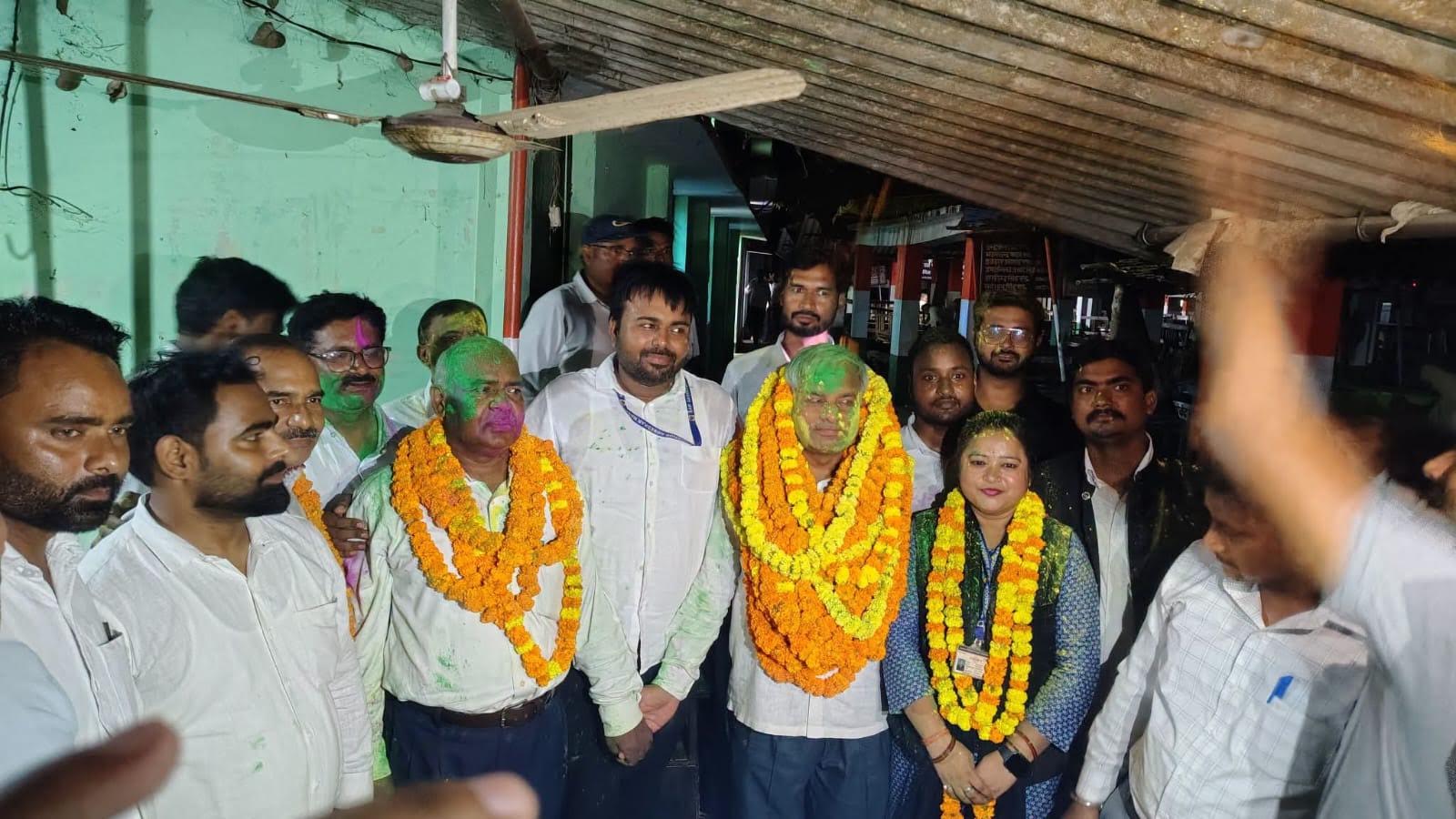 अंबेडकरनगर बार एसोसिएशन चुनाव परिणाम के बाद विजयी प्रत्याशियों का स्वागत करते अधिवक्ता।
