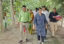 टांडा में डीएम के साथ अमृत सरोवर का निरीक्षण करते बीडीओ राघवेंद्र प्रताप सिंह