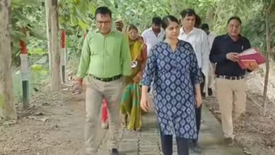 टांडा में डीएम के साथ अमृत सरोवर का निरीक्षण करते बीडीओ राघवेंद्र प्रताप सिंह