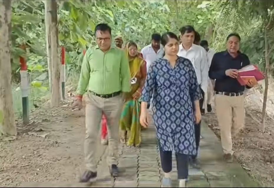 टांडा में डीएम के साथ अमृत सरोवर का निरीक्षण करते बीडीओ राघवेंद्र प्रताप सिंह