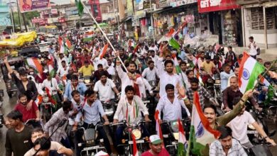 अंबेडकरनगर में बारिश के बीच बाइक तिरंगा रैली में शामिल युवा