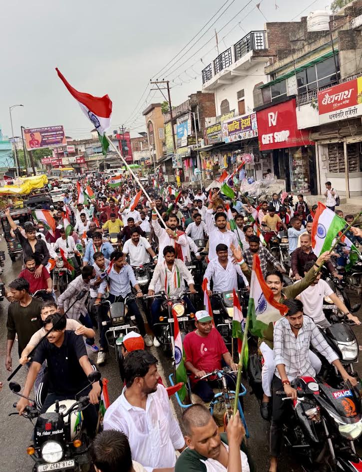 अंबेडकरनगर में बारिश के बीच बाइक तिरंगा रैली में शामिल युवा