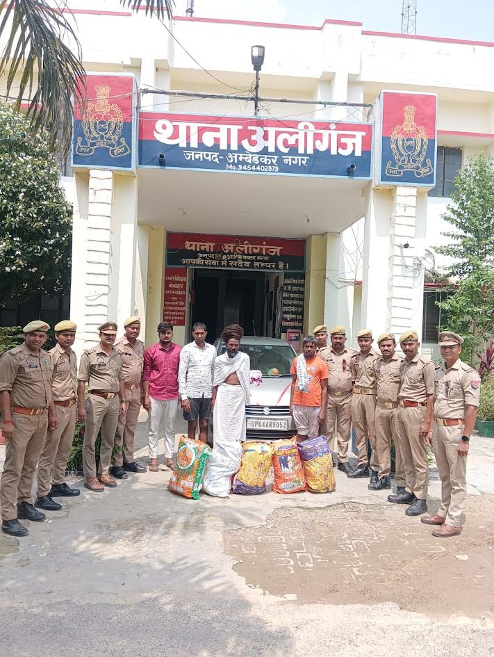 अलीगंज पुलिस द्वारा कार से बरामद गांजा और गिरफ्तार आरोपी
