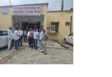 अंबेडकरनगर के नगपुर सामुदायिक स्वास्थ्य केंद्र का निरीक्षण करते सीएमओ की सांकेतिक तस्वीर।