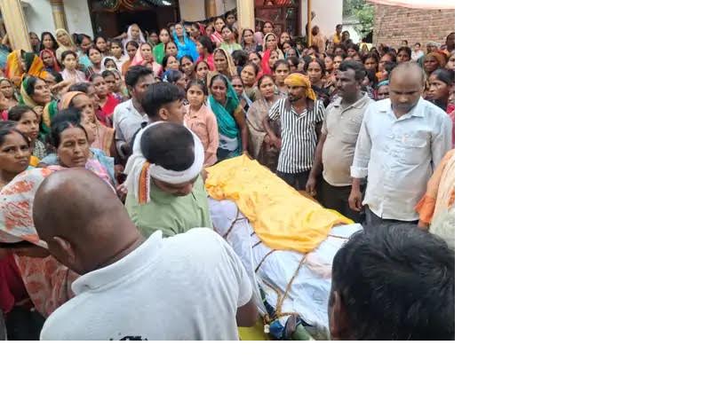 अंबेडकरनगर में सिपाही चंदन के अंतिम संस्कार के दौरान मौजूद परिजन और ग्रामीणों की सांकेतिक तस्वीर।