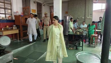 अंबेडकरनगर के जवाहर नवोदय विद्यालय में विद्यार्थियों से संवाद करतीं जिलाधिकारी ईशा प्रिया