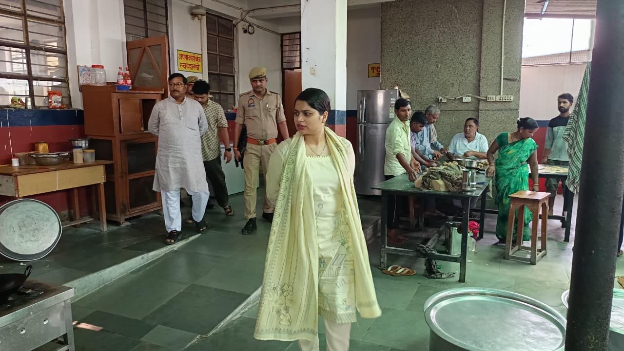 अंबेडकरनगर के जवाहर नवोदय विद्यालय में विद्यार्थियों से संवाद करतीं जिलाधिकारी ईशा प्रिया