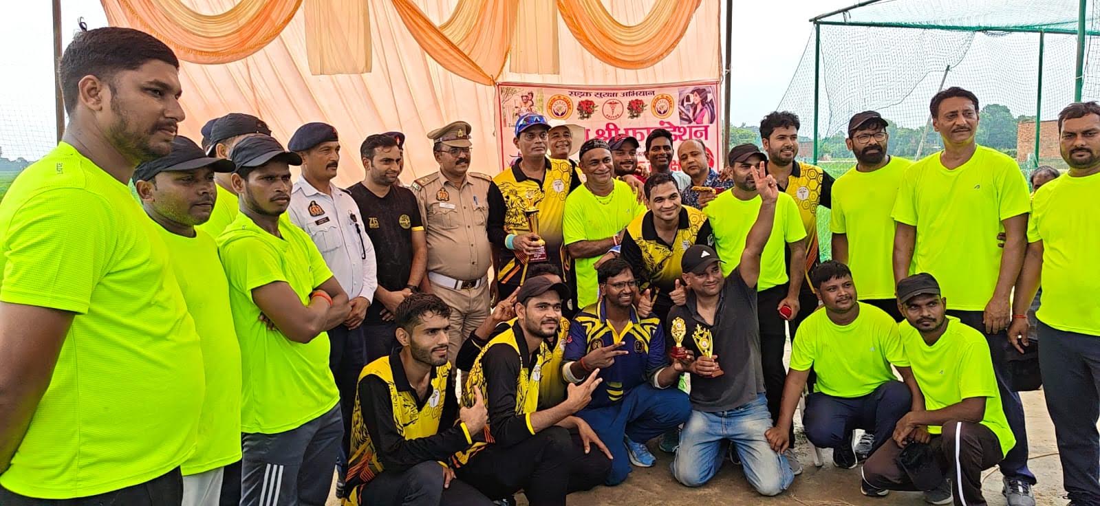 अंबेडकरनगर में सड़क सुरक्षा सद्भावना कप के दौरान डॉक्टर्स-11 और जय हीरो एजेंसी की क्रिकेट टीमें