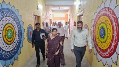 अंबेडकरनगर कलेक्ट्रेट में EVM वीवीपैट स्ट्रांग रूम का निरीक्षण करतीं जिला निर्वाचन अधिकारी ईशा प्रिया