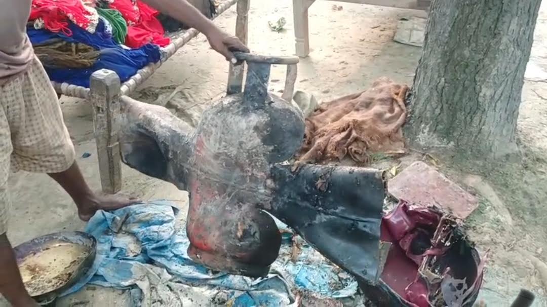 अंबेडकरनगर के सांती गांव में गैस पाइप में आग लगने के बाद क्षतिग्रस्त मकान