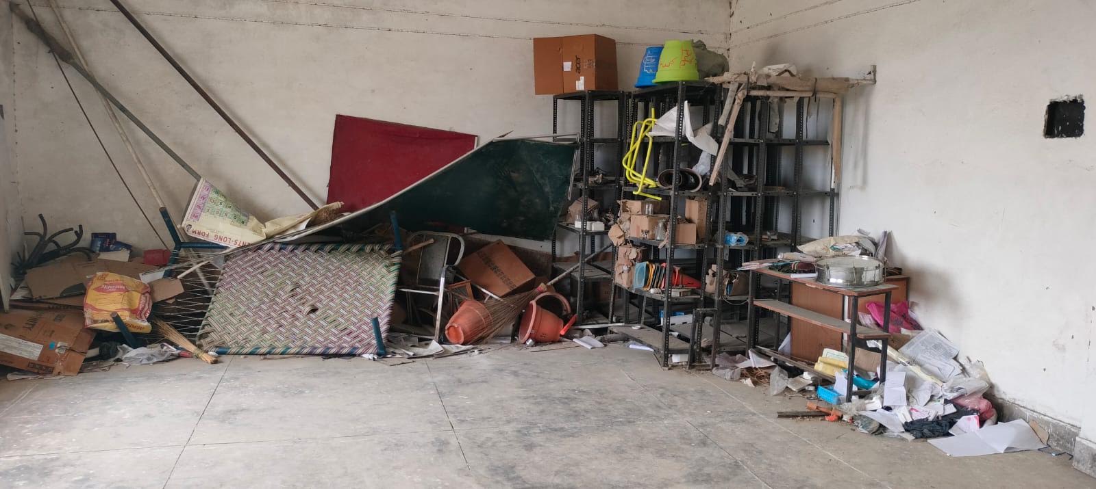 अम्बेडकरनगर के रामपुर सकरवारी स्थित राजकीय बालिका हाई स्कूल का भवन।