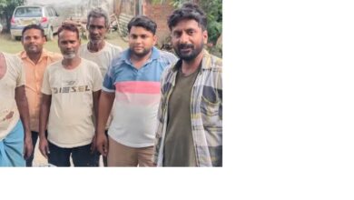 अंबेडकरनगर के हाजीपुर गांव में खेत से चोरी हुई सिंचाई मोटर मामले की जांच करती पुलिस