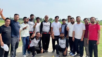 अंबेडकरनगर के रगड़गंज में पंचायत सचिव-11 और टीचर्स-11 के बीच क्रिकेट मैच