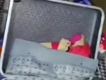 जैतपुर थाना क्षेत्र में चोरी के बाद घर में जांच करती पुलिस