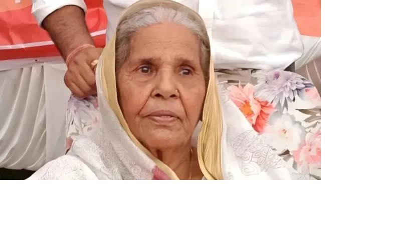 अंबेडकरनगर के रूढ़ा गांव में इंद्रा देवी की संदिग्ध मौत के बाद पुलिस जांच