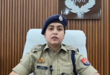 अंबेडकरनगर के मालीपुर में संदिग्ध मौत के मामले की जांच करती पुलिस
